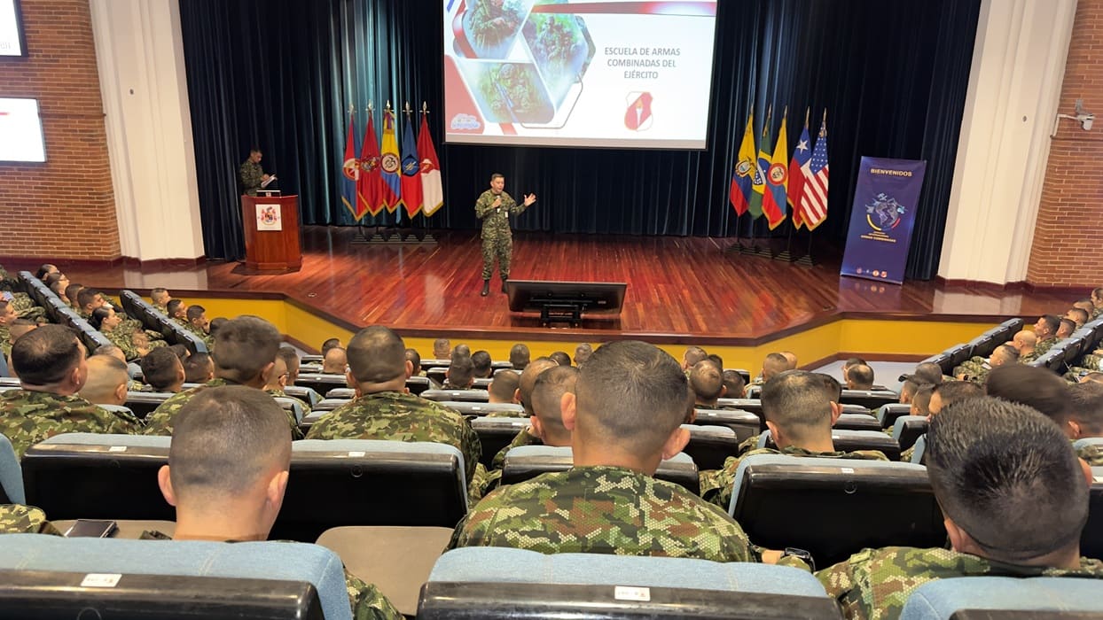 Futuros mayores y capitanes del Ejército Nacional, participan en el XV Seminario Internacional de Armas Combinadas
