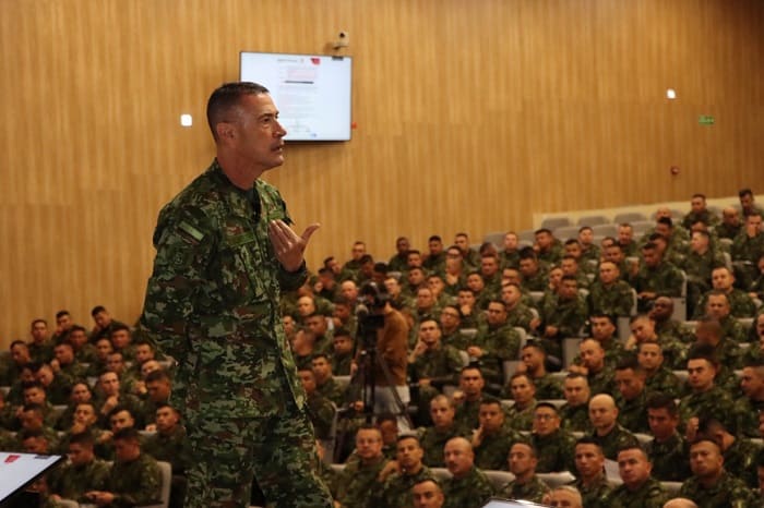 Cátedra académica con el comandante del Ejército fortalece las competencias técnicas y habilidades de los suboficiales